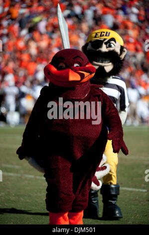 Sett. 19, 2010 - Blacksburg, Virginia, Stati Uniti d'America - Virginia Tech Hokiebird mascotte porta verso Est Carolina PeeDee mascotte il pirata off nel campo tra il terzo e il quarto trimestre a Lane Stadium di Blacksburg, Virginia. Virginia Tech sconfitto East Carolina 49-27. (Credito Immagine: © Rassi Borneo/Southcreek globale/ZUMApress.com) Foto Stock