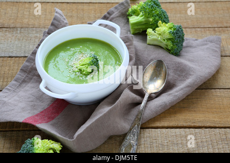 Minestra di crema di broccoli in una zuppiera, cibo closeup Foto Stock