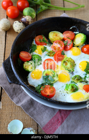 Frittura di uova di quaglia e verdure, primo piano Foto Stock