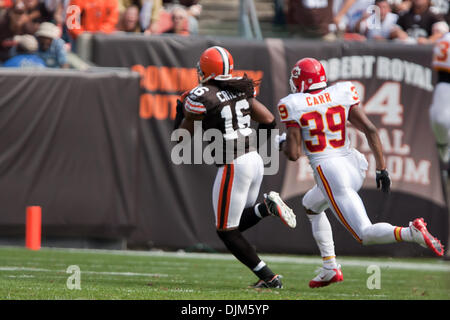 Sett. 19, 2010 - Cleveland, Ohio, Stati Uniti d'America - Cleveland Browns wide receiver Joshua Cribbs (16) outruns Kansas City Chiefs cornerback Brandon Carr (39) per segnare un touchdown su un cantiere 65 pass giocare secondo trimestre del gioco giocato al Cleveland Browns Stadium in Cleveland Ohio. Il Kansas City Chiefs sconfitto i Cleveland Browns 16-14. (Credito Immagine: © Frank Jansky/S Foto Stock