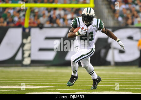 Sett. 19, 2010 - East Rutherford, New Jersey, Stati Uniti d'America - New York getti running back LaDainian Tomlinson (21) corre alla luce diurna a nuovo Meadowlands Stadium di East Rutherford in New Jersey. I getti provenienti da dietro per sconfiggere i patrioti 28-14 (credito Immagine: © Brooks Van Arx Southcreek/Global/ZUMApress.com) Foto Stock