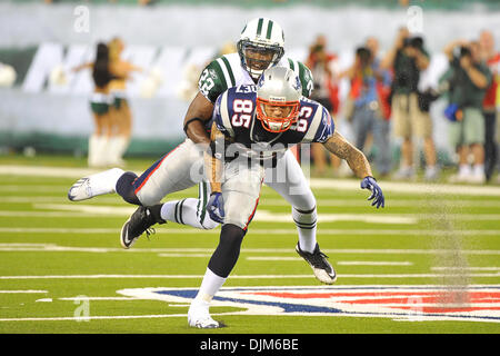 Sett. 19, 2010 - East Rutherford, New Jersey, Stati Uniti d'America - New York getti di sicurezza Piscina Brodney (22) porta giù New England Patriots manualmente l'estremità Aaron Hernandez (85) al nuovo Meadowlands Stadium di East Rutherford in New Jersey. I getti provenienti da dietro per sconfiggere i patrioti 28-14 (credito Immagine: © Brooks Van Arx Southcreek/Global/ZUMApress.com) Foto Stock