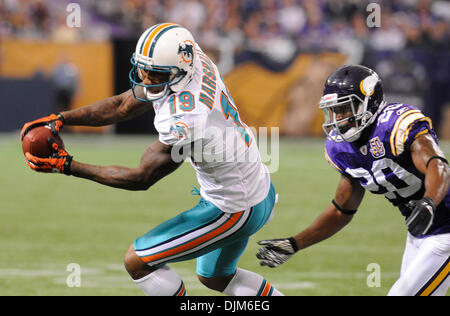Sett. 19, 2010 - Minneapolis, Minnesota, Stati Uniti d'America - Miami Dolphins wide receiver Brandon Marshall #19 rende un gancio per un 6 cantiere guadagno contro il Minnesota Vikings nel terzo trimestre. I Delfini sconfitti i vichinghi 14-10 al Mall of America campo. (Credito Immagine: © Marilyn Indahl/Southcreek globale/ZUMApress.com) Foto Stock
