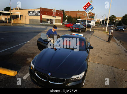 Sett. 22, 2010 - Memphis, TN, Stati Uniti - Settembre 21, 2010 - Jason Garner un manager presso Domino's Pizza su Unione utilizza la sua BMW Z4 per le consegne. (Credito Immagine: © l'appello commerciale/ZUMApress.com) Foto Stock