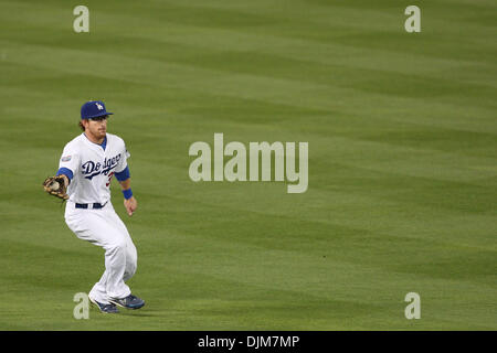 Sett. 22, 2010 - Los Angeles, California, Stati Uniti d'America - Dodgers LF (#31) JAY GIBBONS campi la sfera durante la Padres vs. Dodgers game al Dodgers Stadium. La Padres è andato alla sconfitta dei Dodgers con un punteggio finale di 3-1. (Credito Immagine: © Brandon Parry/Southcreek globale/ZUMApress.com) Foto Stock