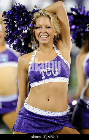 Sett. 24, 2010 - Dallas, Texas, Stati Uniti d'America - TCU dance team durante il loro tempo di emisaturazione prestazioni come la #4 TCU cornuto rane tirare lontano nel quarto trimestre per sconfiggere la SMU Mustangs 41-24 vincendo la padella di ferro nel gioco a Gerald Ford J. Stadium di Dallas, Texas. (Credito Immagine: © Steven Leija/Southcreek globale/ZUMApress.com) Foto Stock