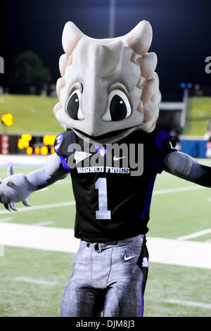 Sett. 24, 2010 - Dallas, Texas, Stati Uniti d'America - TCU mascotte celebra la vittoria come #4 TCU cornuto rane tirare lontano nel quarto trimestre per sconfiggere la SMU Mustangs 41-24 vincendo la padella di ferro nel gioco a Gerald Ford J. Stadium di Dallas, Texas. (Credito Immagine: © Steven Leija/Southcreek globale/ZUMApress.com) Foto Stock