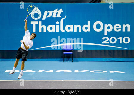 Sett. 24, 2010 - Bangkok, Thailandia - THIAGO ALVES del Brasile serve durante la sua partita di qualificazione contro Ryler Deheart di noi durante il giorno uno di ATP Thailandia Open Tennis Tournament corrispondono a IMPACT Arena. (Credito Immagine: © Natthawat Wongrat/ZUMApress.com) Foto Stock