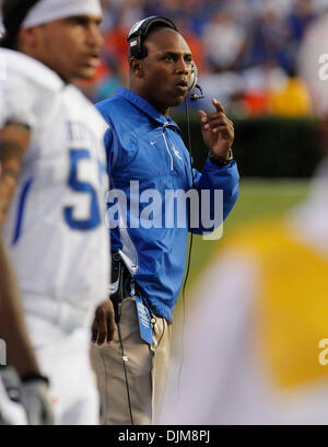 Sett. 25, 2010 - Gainesville, Florida, Stati Uniti d'America - Kentucky coach Joker Phillips guardato il punto extra di Florida del primo touchdown come Kentucky ha giocato in Florida per sabato 25 settembre , 2010 a Gainesville, Florida. Foto di Mark Cornelison | Personale. (Credito Immagine: © Lexington Herald-Leader/ZUMApress.com) Foto Stock