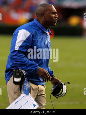 Sett. 25, 2010 - Gainesville, Florida, Stati Uniti d'America - Kentucky coach Joker Phillips durante il secondo trimestre come Kentucky ha giocato in Florida per sabato 25 settembre , 2010 a Gainesville, Florida. Foto di Mark Cornelison | Personale. (Credito Immagine: © Lexington Herald-Leader/ZUMApress.com) Foto Stock