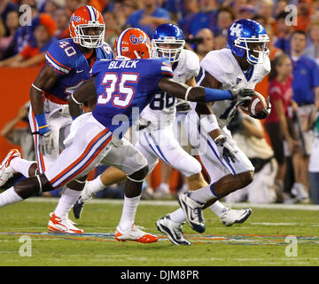 Sett. 25, 2010 - Gainesville, Florida, Stati Uniti d'America - Kentucky di Randall Cobb era portato giù dopo un 18 yd guadagno come Kentucky ha giocato in Florida per sabato 25 settembre , 2010 a Gainesville, Florida. Foto di Mark Cornelison | Personale. (Credito Immagine: © Lexington Herald-Leader/ZUMApress.com) Foto Stock