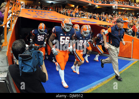 Sett. 25, 2010 - Syracuse, New York, Stati Uniti d'America - Siracusa head coach Doug Marrone (a destra) conduce la Orange fuori del tunnel a faccia Colgate. Siracusa sconfitto Colgate 42-7 in due il primo incontro dal 1987 al Carrier Dome in Syracuse, New York. (Credito Immagine: © Michael Johnson/Southcreek globale/ZUMApress.com) Foto Stock