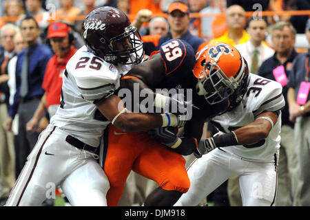 Sett. 25, 2010 - Syracuse, New York, Stati Uniti d'America - Siracusa Orange running back Antwon Bailey (29) viene affrontato da Colgate Raiders cornerback Demitri diamante (25) e Colgate Raiders defensive back Quinneil Simmons (35) dopo aver effettuato le catture nel secondo trimestre. Siracusa sconfitto Colgate 42-7 in due il primo incontro dal 1987 al Carrier Dome in Syracuse, New Y Foto Stock