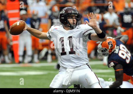 Sett. 25, 2010 - Syracuse, New York, Stati Uniti d'America - Colgate Raiders quarterback Greg Sullivan (11) viene impostato per fornire il passaggio nel terzo trimestre contro Siracusa. Siracusa sconfitto Colgate 42-7 in due il primo incontro dal 1987 al Carrier Dome in Syracuse, New York. (Credito Immagine: © Michael Johnson/Southcreek globale/ZUMApress.com) Foto Stock