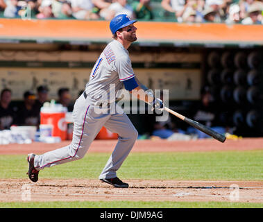 Sett. 25, 2010 - Oakland, in California, Stati Uniti d'America - Luglio 24, 2010: Texas Rangers diritto fielder Jeff Francoeur (21) in azione durante la partita MLB tra la Oakland A's e Texas Rangers alla Oakland-Alameda County Coliseum di Oakland CA. I Rangers sconfitti a 4-3 per conquistare la American League West titolo. (Credito Immagine: © Damon Tarver/Southcreek globale/ZUM Foto Stock