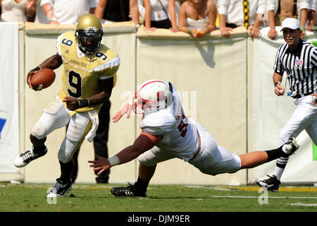 Sett. 25, 2010 - Atlanta, Georgia, Stati Uniti d'America - Georgia Tech QB Joshua Nesbitt, (9) corre il calcio al Bobby Dodd Stadium di Atlanta in Georgia. Punteggio finale; Statale della Carolina del Nord - 45, Georgia Tech-28 (credito Immagine: © Marty Bingham Southcreek/Global/ZUMApress.com) Foto Stock