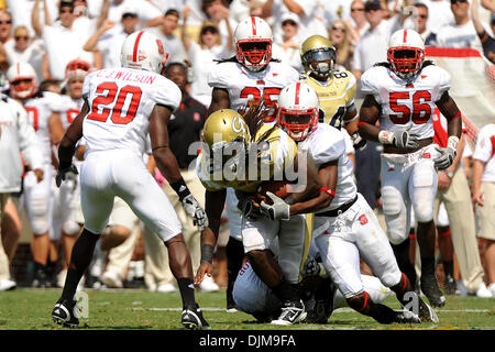 Sett. 25, 2010 - Atlanta, Georgia, Stati Uniti d'America - Georgia Tech BB Anthony Allen, (18) esegue il calcio contro la North Carolina State a Bobby Dodd Stadium di Atlanta in Georgia. Punteggio finale; Statale della Carolina del Nord - 45, Georgia Tech-28 (credito Immagine: © Marty Bingham Southcreek/Global/ZUMApress.com) Foto Stock