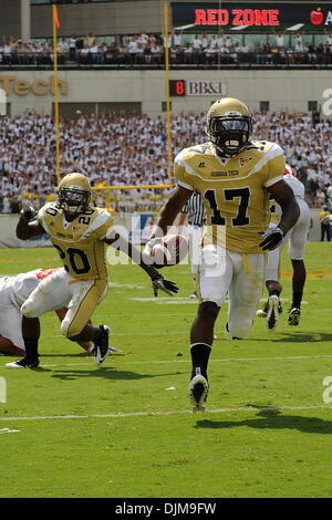 Sett. 25, 2010 - Atlanta, Georgia, Stati Uniti d'America - Georgia Tech AB Orwin Smith, (17) corre per un touchdown a Bobby Dodd Stadium di Atlanta in Georgia. Punteggio finale; Statale della Carolina del Nord - 45, Georgia Tech-28 (credito Immagine: © Marty Bingham Southcreek/Global/ZUMApress.com) Foto Stock