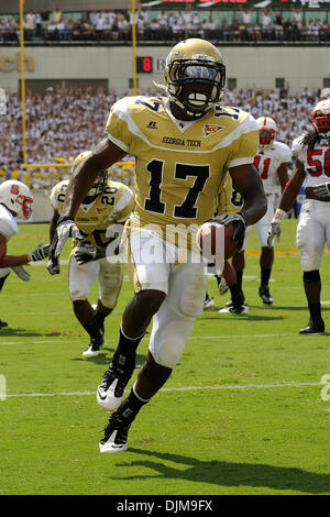 Sett. 25, 2010 - Atlanta, Georgia, Stati Uniti d'America - Georgia Tech AB Orwin Smith, (17) corre per un touchdown a Bobby Dodd Stadium di Atlanta in Georgia. Punteggio finale; Statale della Carolina del Nord - 45, Georgia Tech-28 (credito Immagine: © Marty Bingham Southcreek/Global/ZUMApress.com) Foto Stock