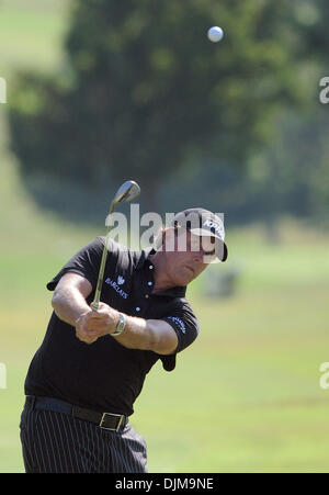 Sett. 25, 2010 - Atlanta, Georgia, Stati Uniti - Phil Mickelson chips sul terzo verde durante il terzo round del Campionato del Tour e la FedEx Cup finale torneo di golf al East Lake Golf Club ad Atlanta, Georgia, Stati Uniti d'America il 25 settembre 2010. (Credito Immagine: © Erik Lesser/ZUMAPRESS.com) Foto Stock