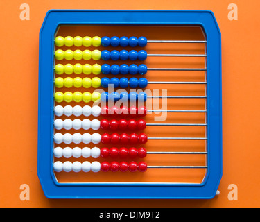 Toy abacus con molte perle colorate, il concetto di istruzione Foto Stock
