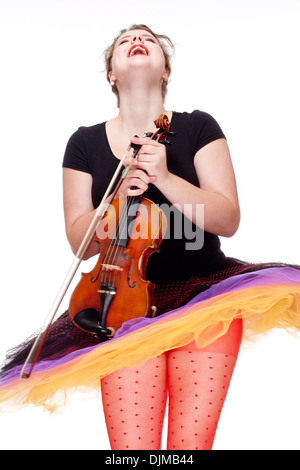 Giovani femmine Violin Player nel mantello colorato Dancing - Isolato su bianco Foto Stock