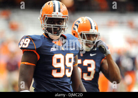 Sett. 25, 2010 - Syracuse, New York, Stati Uniti d'America - Siracusa Orange difensivo fine Chandler Jones (99) è pronta per l'inizio del gioco contro Colgate. Siracusa sconfitto Colgate 42-7 in due il primo incontro dal 1987 al Carrier Dome in Syracuse, New York. (Credito Immagine: © Michael Johnson/Southcreek globale/ZUMApress.com) Foto Stock