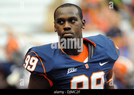 Sett. 25, 2010 - Syracuse, New York, Stati Uniti d'America - Siracusa Orange difensivo fine Chandler Jones (99) passi il diversivo prima l'Arancia prendere su Colgate. Siracusa sconfitto Colgate 42-7 in due il primo incontro dal 1987 al Carrier Dome in Syracuse, New York. (Credito Immagine: © Michael Johnson/Southcreek globale/ZUMApress.com) Foto Stock