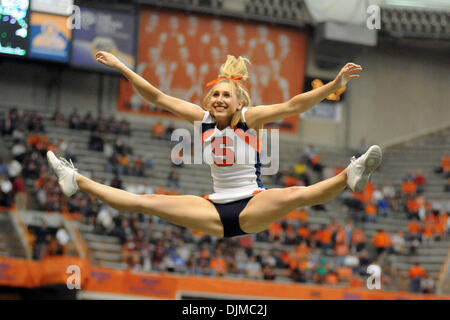 Sett. 25, 2010 - Syracuse, New York, Stati Uniti d'America - un Siracusa cheerleader ottiene airborne durante un gioco pre il tifo per l'ARANCIONE. Siracusa sconfitto Colgate 42-7 in due il primo incontro dal 1987 al Carrier Dome in Syracuse, New York. (Credito Immagine: © Michael Johnson/Southcreek globale/ZUMApress.com) Foto Stock