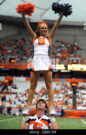 Sett. 25, 2010 - Syracuse, New York, Stati Uniti d'America - un Siracusa cheerleader è tenuto in aria attimi prima che la Orange potrebbe scendere in campo per affrontare Colgate. Siracusa sconfitto Colgate 42-7 in due il primo incontro dal 1987 al Carrier Dome in Syracuse, New York. (Credito Immagine: © Michael Johnson/Southcreek globale/ZUMApress.com) Foto Stock