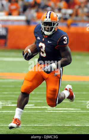 Sett. 25, 2010 - Syracuse, New York, Stati Uniti d'America - Siracusa Orange running back Delone carter (3) Sprint alla zona di estremità per il quarto trimestre touchdown contro Colgate. Siracusa sconfitto Colgate 42-7 in due il primo incontro dal 1987 al Carrier Dome in Syracuse, New York. (Credito Immagine: © Michael Johnson/Southcreek globale/ZUMApress.com) Foto Stock