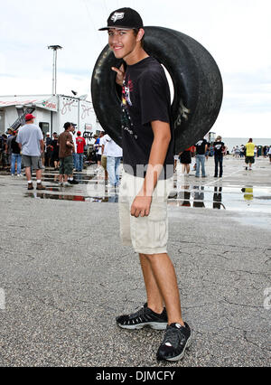 Sett. 25, 2010 - Ennis, Texas, Stati Uniti d'America - un ventilatore felice di effettuare il suo eroe è usurata slick all'O'Reilly rientrano i cittadini detenuti presso il Texas Motorplex a Ennis, Texas. (Credito Immagine: © Dan Wozniak/Southcreek globale/ZUMApress.com) Foto Stock