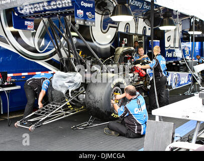 Sett. 25, 2010 - Ennis, Texas, Stati Uniti d'America - Copart/Lucas Oil's top fuel dragster equipaggio ottenendo il dragster pronto per il prossimo round all'O'Reilly rientrano i cittadini detenuti presso il Texas Motorplex a Ennis, Texas. (Credito Immagine: © Dan Wozniak/Southcreek globale/ZUMApress.com) Foto Stock