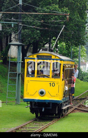 Bonde, Rio il famoso tram elettrico avvicinando il terminale dos Bondes nel Centro; Rio de Janeiro, Espirito Santo, Brasile. Foto Stock