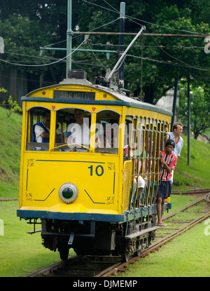 Bonde, Rio il famoso tram elettrico avvicinando il terminale dos Bondes nel Centro; Rio de Janeiro, Espirito Santo, Brasile. Foto Stock