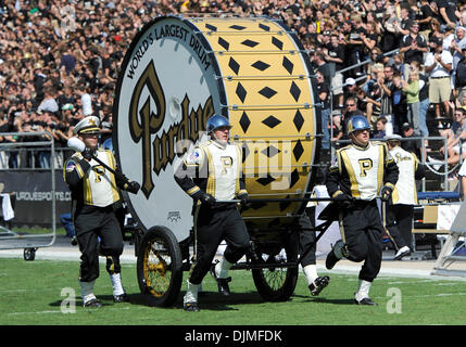 Sett. 25, 2010 - West Lafayette, Indiana, Stati Uniti d'America - della Purdue ''più grande del mondo" del tamburo durante il gioco tra Purdue e Toledo ha vinto da Toledo 31-20 in Ross-Ade Stadium. (Credito Immagine: © Sandra Duchi/Southcreek globale/ZUMApress.com) Foto Stock