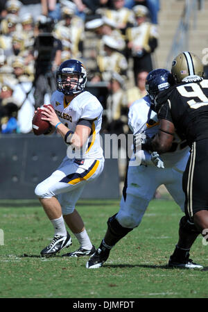 Sett. 25, 2010 - West Lafayette, Indiana, Stati Uniti d'America - Toledo QB Austin Dantin (4) cerca di passare nel gioco tra Purdue e Toledo ha vinto da Toledo 31-20 in Ross-Ade Stadium, West Lafayette. (Credito Immagine: © Sandra Duchi/Southcreek globale/ZUMApress.com) Foto Stock