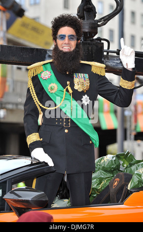 Sacha Baron Cohen aka Ammiraglio Generale Aladeen 'il dittatore' Premiere Mondiale tenutosi presso il Royal Festival Hall Arrivi - Londra Foto Stock