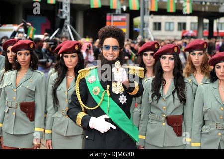 Sacha Baron Cohen aka Ammiraglio Generale Aladeen 'il dittatore' Premiere Mondiale tenutosi presso il Royal Festival Hall Arrivi - Londra Foto Stock