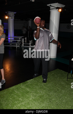 Giants difensivo fine Jason Pierre-Paul e Modello Kate Upton competono uno contro l'altro durante la Ax SportsBlast Casa della mietitrebbia Foto Stock