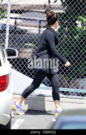 Sandra Bullock mantiene la sua testa rivolta come lei ritira il suo figlio alla sua scuola secondo un fotografo forze di polizia sono a portata di mano per Foto Stock