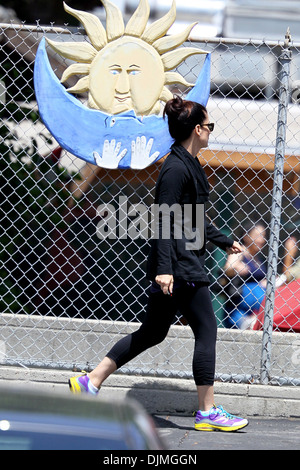 Sandra Bullock mantiene la sua testa rivolta come lei ritira il suo figlio alla sua scuola secondo un fotografo forze di polizia sono a portata di mano per Foto Stock
