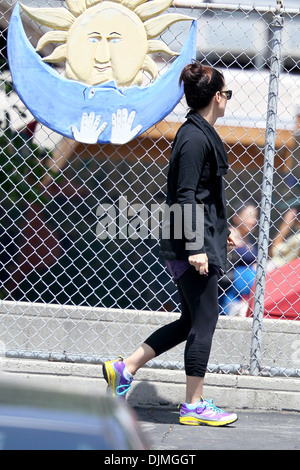 Sandra Bullock mantiene la sua testa rivolta come lei ritira il suo figlio alla sua scuola secondo un fotografo forze di polizia sono a portata di mano per Foto Stock