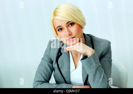 Closeup ritratto di un pensieroso bella businessswoman isolato su uno sfondo bianco Foto Stock