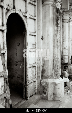 Fotografia di viaggio - Porta vecchia che serve il business delle spezie in Mattancherry a Kochi Cochin in Kerala in India in Asia del Sud. Reportage storia porta Foto Stock