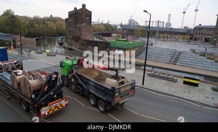 Costruzione di autocarri e vista guardando a Nord al Kings Cross riqualificazione del sito area di Londra UK KATHY DEWITT Foto Stock