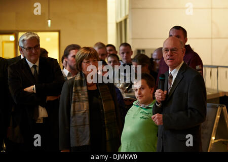 Berlino, Germania. Novembre 29th, 2013. A mano cerimonia su di un albero di Natale dalla regione di Stendal per il Parlamento tedesco con Norbert Lammert Presidente del Parlamento tedesco, a est Foyer del parlamento tedesco a Berlino. / Immagine: (a destra) Norbert Lammert Presidente del parlamento tedesco. Credito: Reynaldo Chaib Paganelli/Alamy Live News Foto Stock