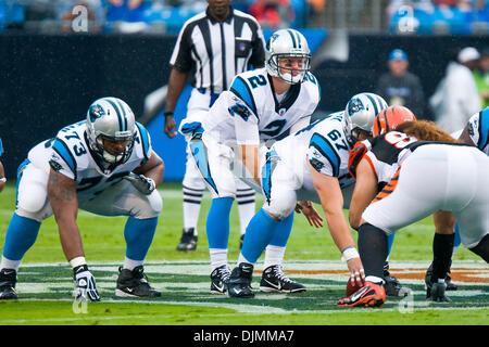 Sett. 26, 2010 - Charlotte, North Carolina, Stati Uniti d'America - Carolina Panthers quarterback Jimmy Clausen (2) si prepara a prendere snap da Carolina Panthers center Ryan Kalil (67) Il Bengala è sbattere le pantere 20-7 presso la Bank of America Stadium, Charlotte NC. (Credito Immagine: © Mark Abbott/Southcreek globale/ZUMApress.com) Foto Stock