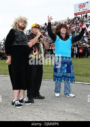 Sett. 26, 2010 - Ennis, Texas, Stati Uniti d'America - Crazy fans in lizza per T-shirt all'O'Reilly rientrano i cittadini detenuti presso il Texas Motorplex a Ennis, Texas. (Credito Immagine: © Dan Wozniak/Southcreek globale/ZUMApress.com) Foto Stock