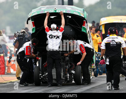 Sett. 26, 2010 - Ennis, Texas, Stati Uniti d'America - Ashley vigore il cofano #2, driver di Castrol GTX/Ford Mustang divertente auto si prepara mentre i membri del team per controllare la vettura prima di lei di blasti off per un altro eseguire all'O'Reilly rientrano i cittadini detenuti presso il Texas Motorplex a Ennis, Texas. (Credito Immagine: © Dan Wozniak/Southcreek globale/ZUMApress.com) Foto Stock